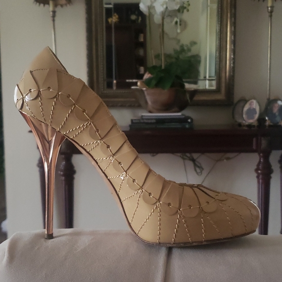 Christian Dior Authentic women's heels tan and gold color. Great condition used - Picture 5 of 7